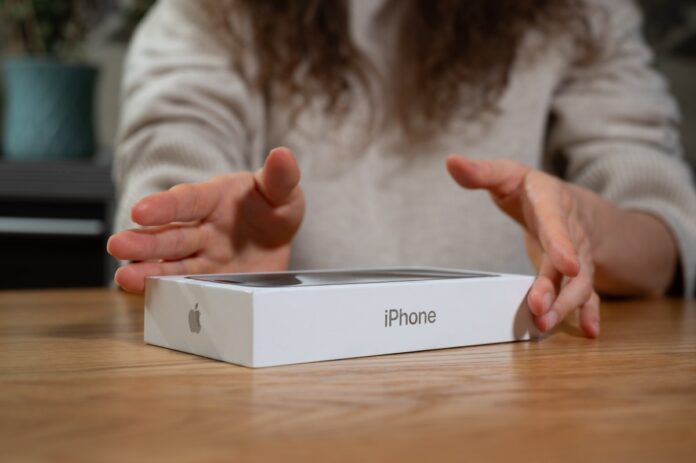 caja-vacia-de-iphone-precio-y-como-venderla_shutterstock_2377349273.jpg