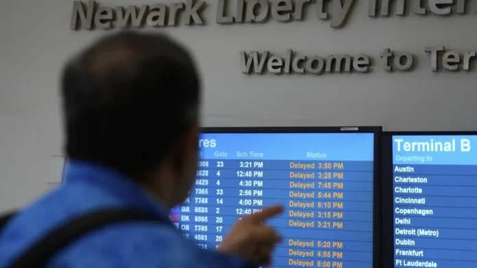 cancelaciones-y-retrasos-en-el-aeropuerto-de-newark-nueva-jersey-tras-un-fallo-en-los-controladores.webp