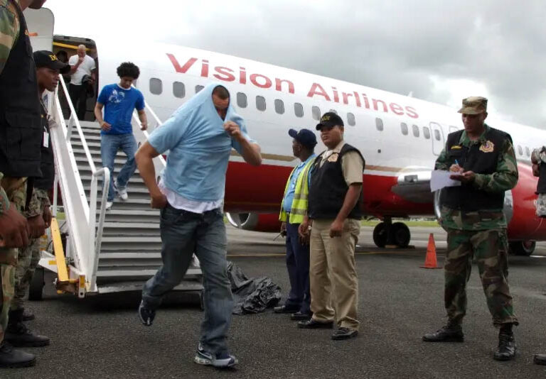 Llegan al país 140 dominicanos deportados