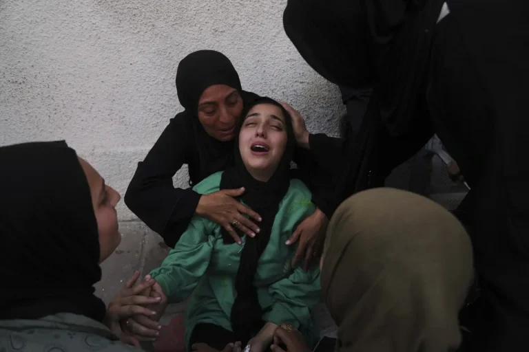 Israel bombardea escuela-refugio en Gaza dejando 52 muertos, entre ellos mujeres y niños