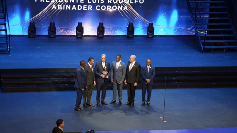 Abinader recibe reconocimiento por su apoyo a los gobiernos locales durante premiación Juan Pablo Duarte 2025