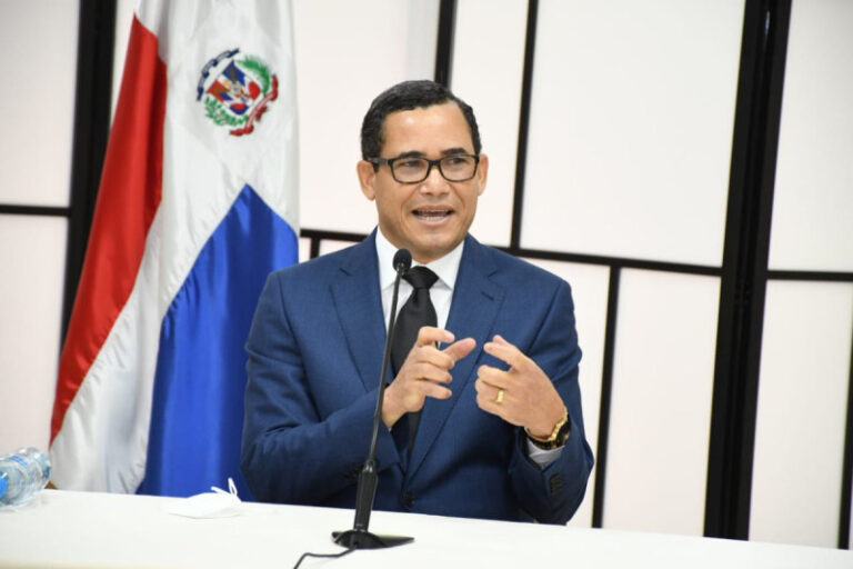 Reforma al Código de Trabajo incluirá plataformas digitales y primer empleo juvenil, según ministro Eddy Olivares