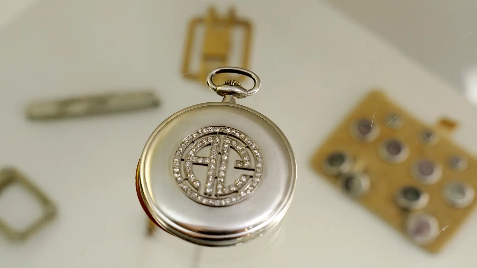 el-reloj-de-bolsillo-de-al-capone-fabricado-en-platino-y-diamantes-que-sera-subastado.jpeg