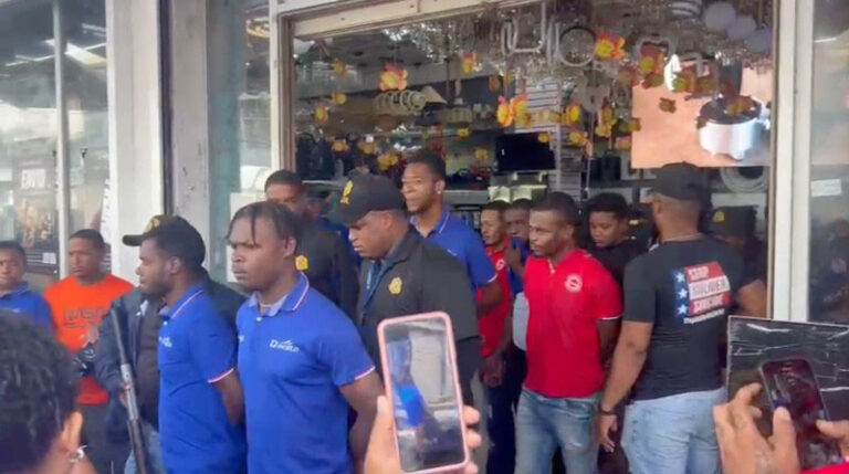 Empleados haitianos en tienda china