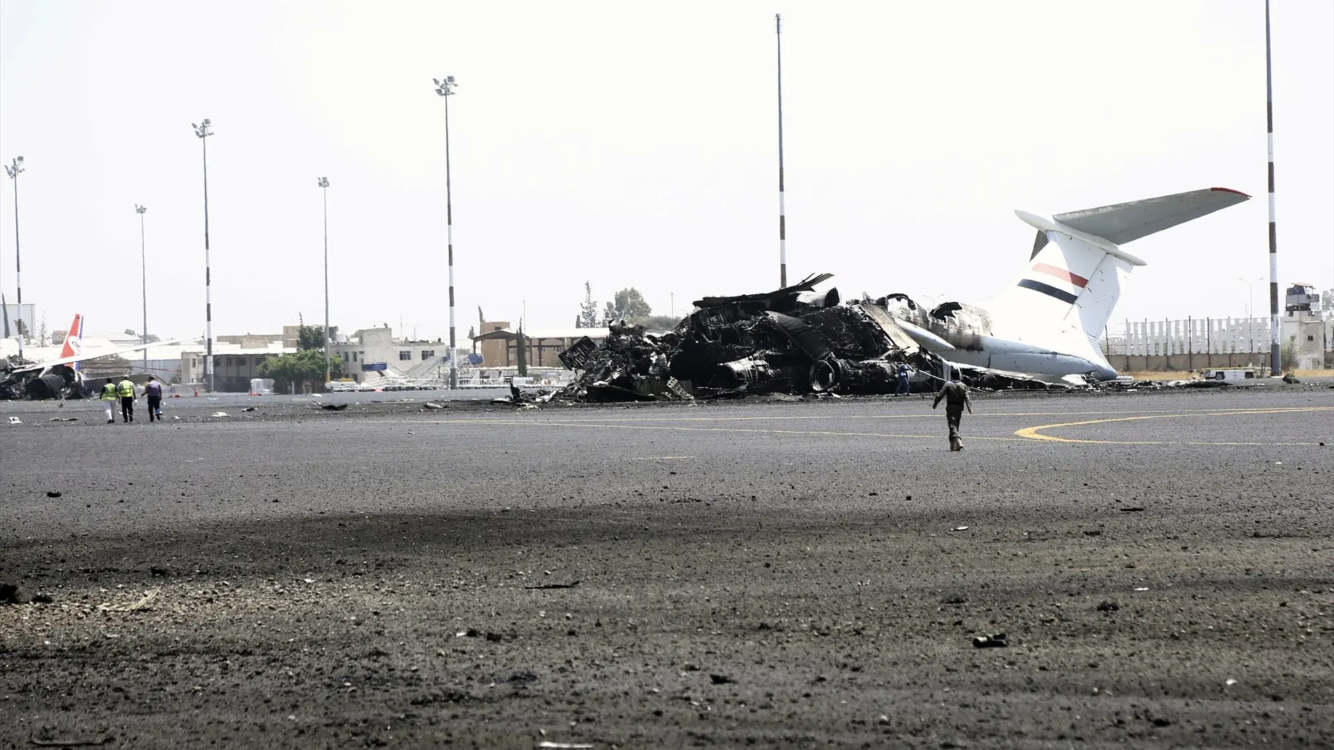europapress-6755000-danos-materiales-aeropuerto-capital-yemen-sana-bombardeo-ejecutado-israel.jpeg