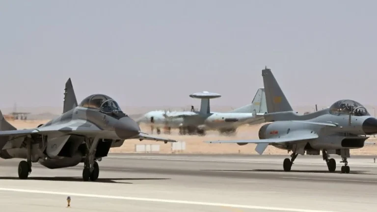 #Mundo:Muere la tripulación de un avión de entrenamiento militar en unas maniobras en Egipto #FVDigital