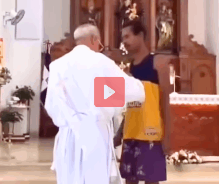 RD: Le dan un TITUÁ a tipo que molestaba a un sacerdote (video) – #DeInteres   #FVDigital