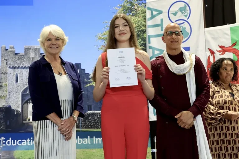 La infanta Sofía se gradúa de Bachillerato en Gales