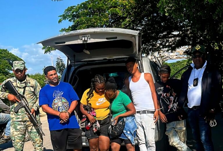 Apresan a tres que ocultaban haitianas entre maniquíes – #DeInteres   #FVDigital