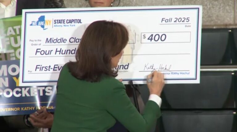 Hochul promociona su cheque de reembolso por inflación