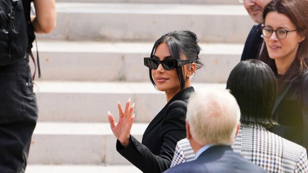 kim-kardashian-a-su-llegada-al-palacio-de-justicia-de-paris-608x342.jpg
