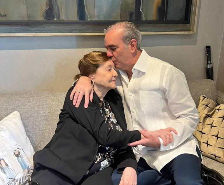 “Un fuerte abrazo en su día a todas las madres dominicanas”   #FVDigital