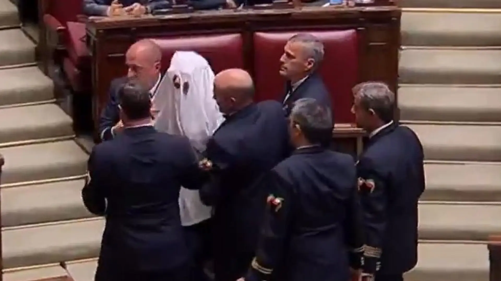 #Mundo:Un diputado italiano se disfraza de fantasma para protestar contra Meloni y es expulsado