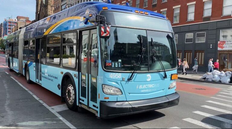 Un hombre muere apuñalado en un autobús de la MTA