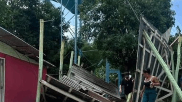 Se desploma caseta donde estacionaban camiones de bomberos – #DeInteres   #FVDigital