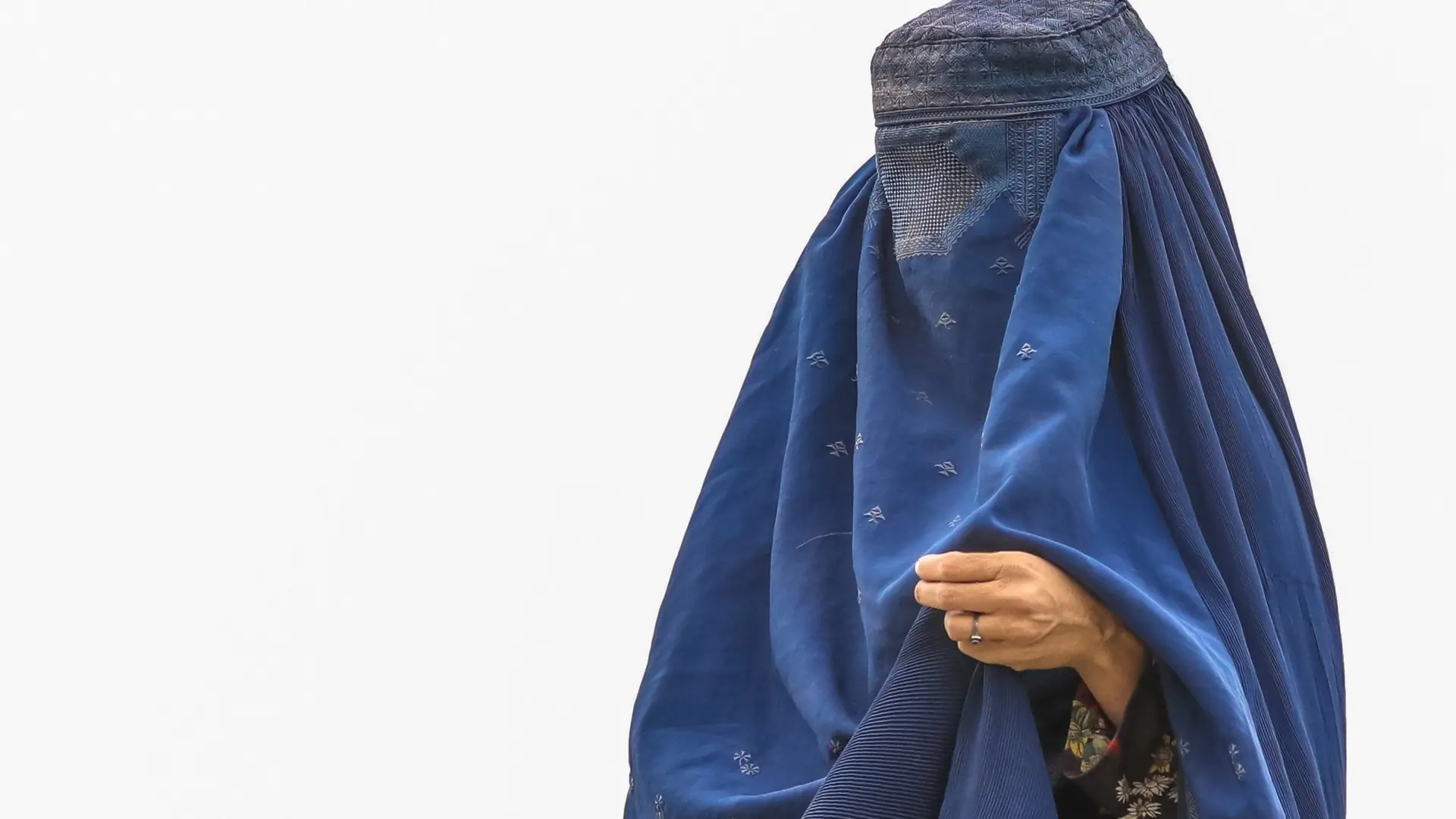 una-mujer-con-burka-en-un-campo-de-refugiados-en-kabul-afganistan.jpeg
