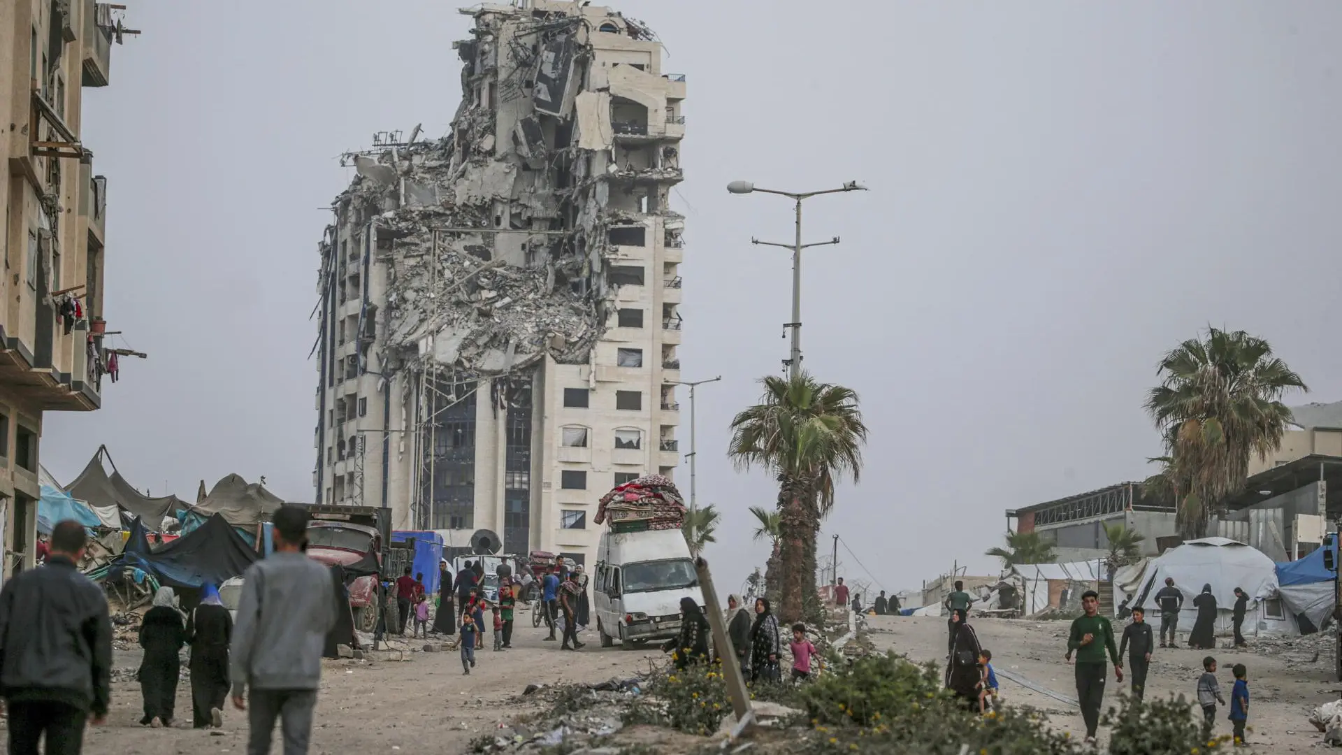vista-de-un-edificio-en-ruinas-en-la-ciudad-de-gaza-en-la-franja-de-gaza-palestina-este-martes.jpeg