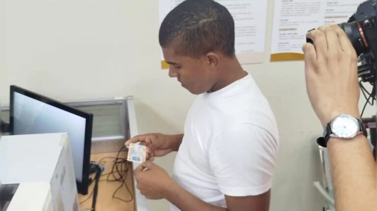 Joven recibe su cédula tras años de espera por error en Bayaguana #FVDigital #FelixVictorino
