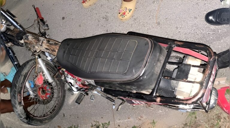 Choque entre motocicletas deja una persona sin existencia en Arenoso #FVDigital #FelixVictorino