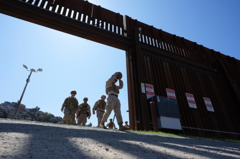 Al menos 60 migrantes se declararon culpables de ingresar en zonas militares en la frontera