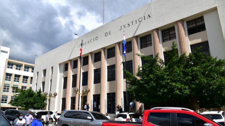 Maribel Espaillat es trasladada a centro de salud en Santo Domingo #FVDigital #FelixVictorino