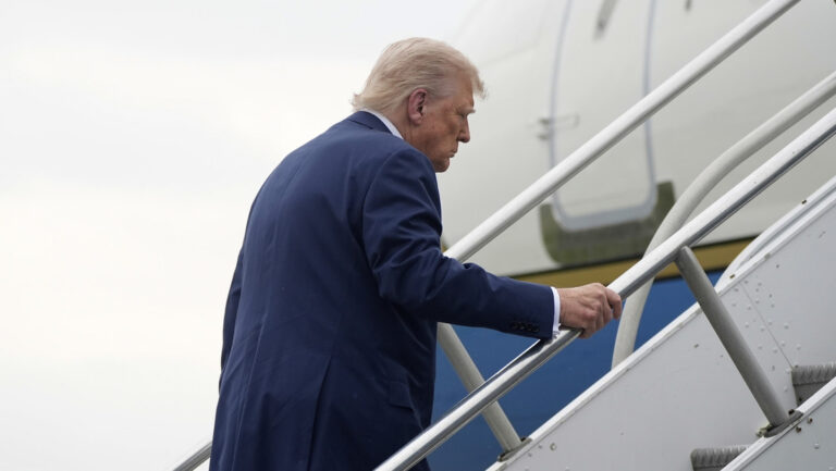 ¡Escalera maldita! Donald Trump revive tropiezos de Joe Biden en avión presidencial – #FVDigital