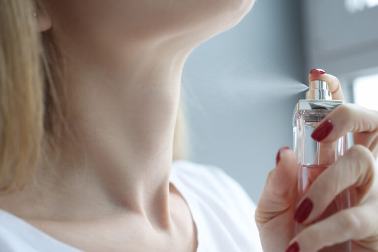 #Salud: Peligro en tu rutina diaria! Aplicarte perfume en el cuello puede tener consecuencias graves para tu salud