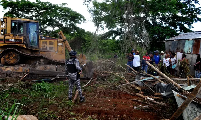 Policia desaloja terreno ocupado en Boca Chica – #DeInteres   #FVDigital