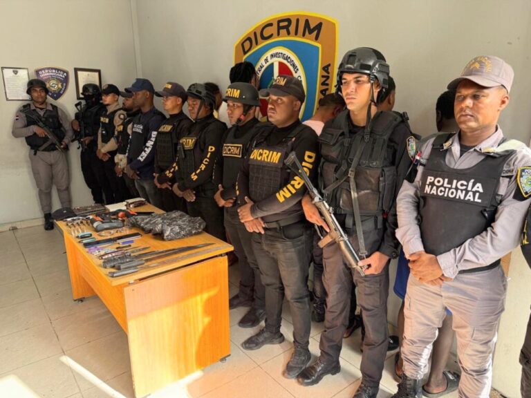 Policiales: PN y MP ocupan arma de fuego, municiones, pertrechos militares, sustancias narcóticas y otras evidencias durante allanamientos en Enriquillo, Barahona