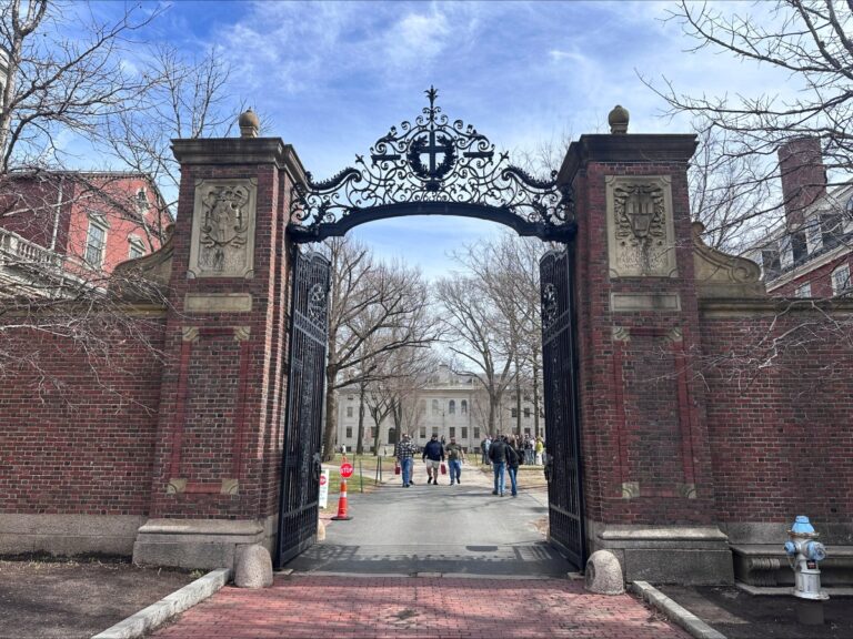 Restringirán visas a estudiantes extranjeros de Harvard
