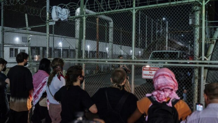 Cuatro personas escapan de centro detención para migrantes