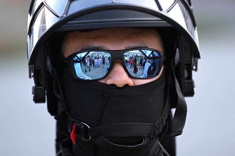 Nydia Velázquez presenta medida para que agentes de ICE no usen máscaras en redadas y muestren identificación