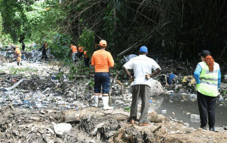 Encuentran sin vida a niña arrastrada por cañada en Villa Mella – #DeInteres   #FVDigital
