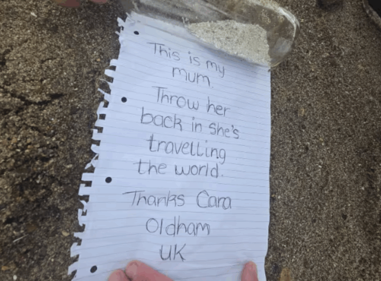 #Salud: Una mujer encuentra en la playa una botella con cenizas humanas y una historia de amor eterno