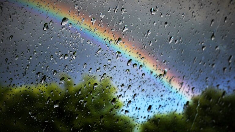 Aguaceros locales con aisladas tronadas y ocasionales ráfagas de viento