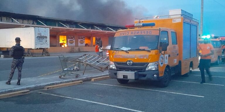 En nave incendiada operaban alrededor de 30 almacenes; Defensa Civil brinda asistencia