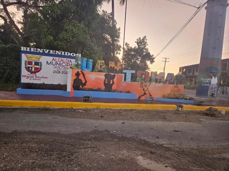 Autoridades adornan entrada de Juan Thomas y olvidan