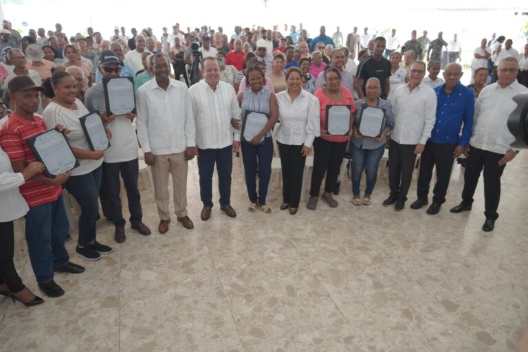 Ministro Paliza encabeza entrega de 341 títulos de propiedad en El Café de Herrera