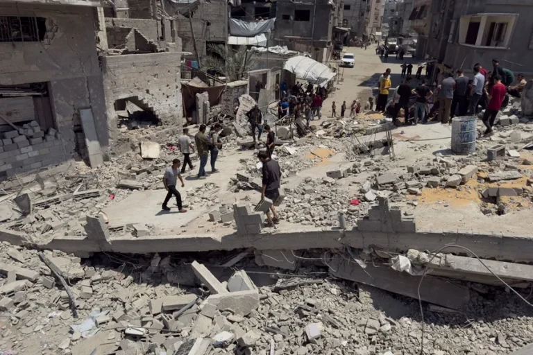 Israel mata al menos a 63 palestinos en Gaza, 7 de ellos mientras aguardaban comida