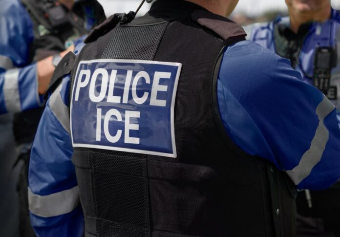 ICE-estados-unidos-arrestos-migratorios_shutterstock_2615419741.jpg
