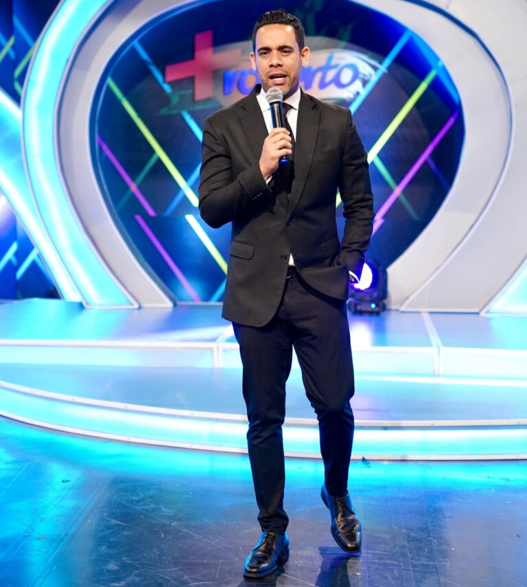 Comunicador Albert Mena sale del programa “Más Roberto”