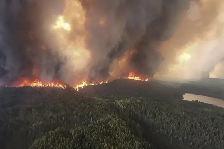 Incendios forestales provocan más evacuaciones en el noroeste de Canadá
