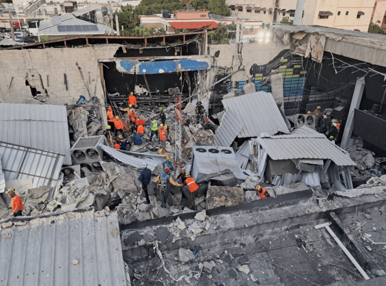 Misa en honor a las víctimas del colapso en Jet Set en el lugar de la tragedia