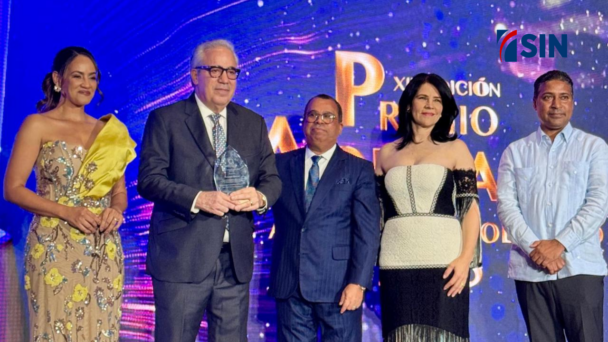 Hasbún recibe el Premio al Mérito Periodístico: «Creo en un periodismo objetivo y honesto; quienes han trabajado conmigo lo saben» #FVDigital