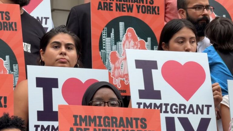 Demandan que alcalde de más fondos ayuda legal inmigrantes