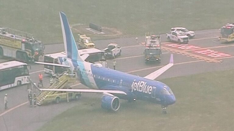 ¡Desvío inesperado! Vuelo de JetBlue sale de la pista tras aterrizar