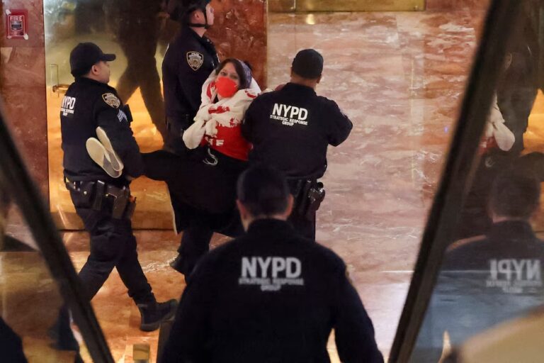 Policía de NY arresta a manifestantes que protestaban en el lobby de la Torre Trump