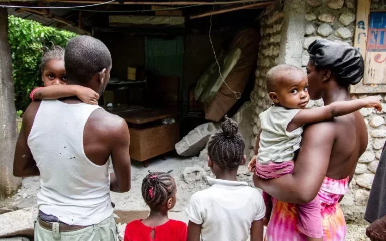 Violencia desplaza a uno de seis niños en Haití