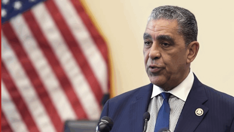 Congresista inspecciona condiciones en centro migratorio de Nueva York #FVDigital #FelixVictorino