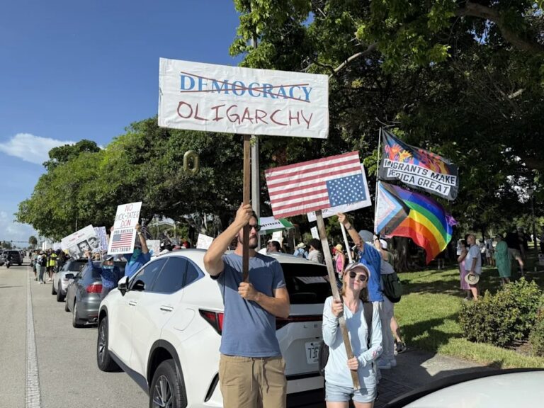 Miles de vecinos de Trump van a su casa de Mar-a-Lago a gritarle: “No Kings”